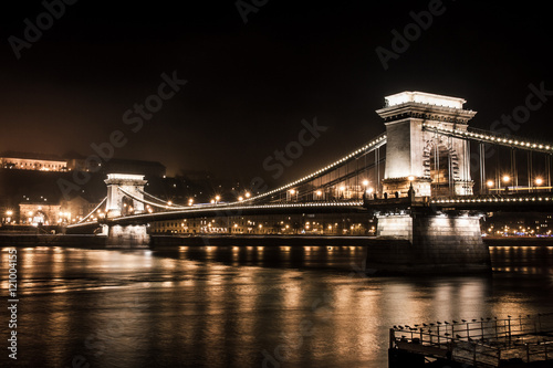 Photographie Chaînes Pont à Budapest la nuit