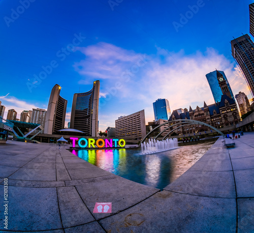 Plakat Widok Toronto urzędu miasta budynek podczas wschodu słońca