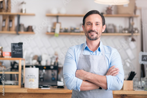 Fotomural Handsome businessman showing his business