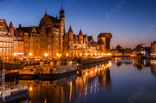 Zdjęcie XXL Stare miasto w Gdańsku z portem i średniowieczny dźwig w nocy