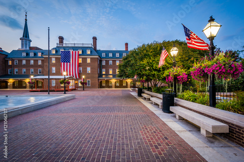 Cuadros en Lienzo Market Square and City Hall at night, in Old Town, Alexandria, V