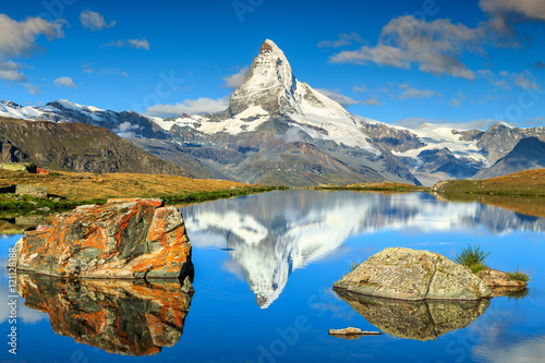 Fotomural  Autumn landscape with Matterhorn peak and Stellisee lake,Valais,Switzerland