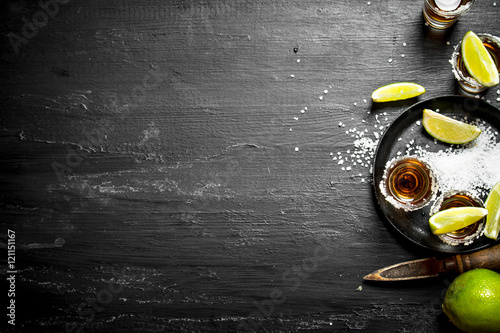 Fotografía Tequila with salt and lime.