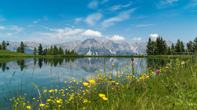 Bergsee mit Blick auf die Berge