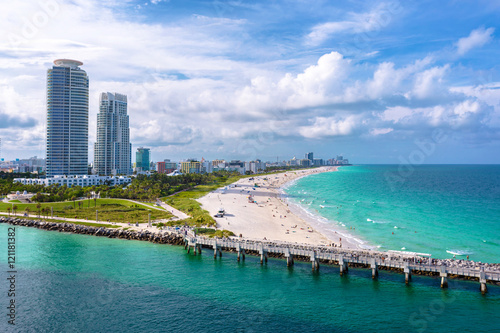 Plakat Panoramiczny widok południe Wyrzucać na brzeg przy Miami południe Pointe parkiem z wysokimi drapaczami chmur i błękitnym pogodnym lata niebem, Floryda, usa na rejsu dniu.
