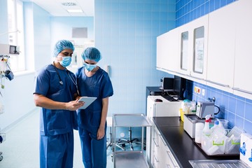 Poster - Surgeons discussing over digital tablet
