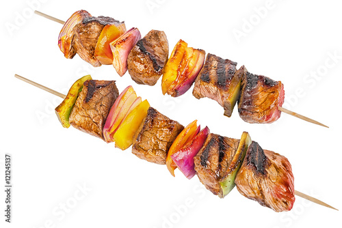 Fotografía Skewer set of red meat and vegetables, isolated on white background