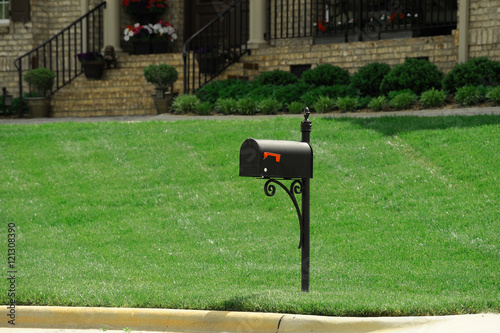 Fotografie, Obraz mailbox in the green lawn in front of the house