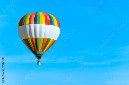 Plakat Kolorowy gorące powietrze balon z niebieskim niebem