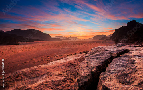 wadi-rum-dolina-w-jordanii-krajobraz-pustyni-w-godzinach-wieczornych