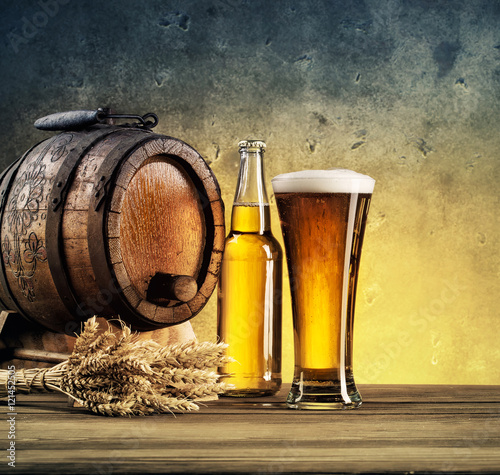 Cuadros en Lienzo Lente los vasos de cerveza en la mesa