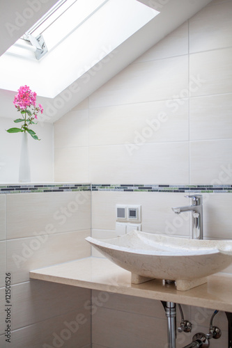 Badezimmer Waschbecken mit Blume Stock-Foto | Adobe Stock