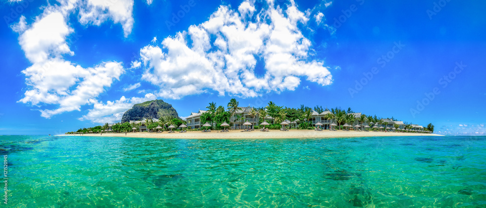 Mauritius Panorama aus dem Meer heraus samt Strand und dem Le Morne Brabant, dem berühmten Berg Mauritius' #AllesSuper - obrazy, fototapety, plakaty 