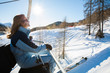 © plprod - femme seule sur un télésiège au soleil