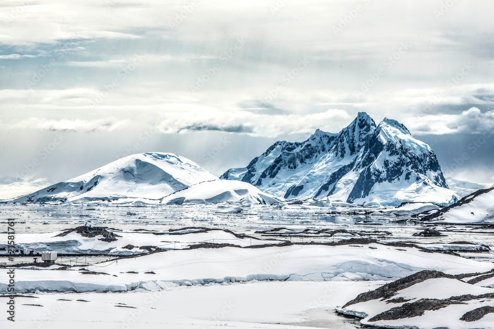 Sureal Antarctica - obrazy, fototapety, plakaty 