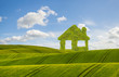 Koncepcja ekologicznego,zielonego domu na tle błękitnego nieba