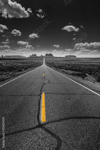 Photo Hwy 163 toward Monument Vally Forrest Gump Point selective satur
