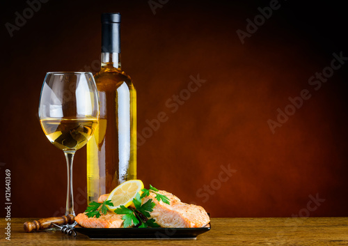 biale-wino-i-gotowane-ryby-na-stole-w-restauracji