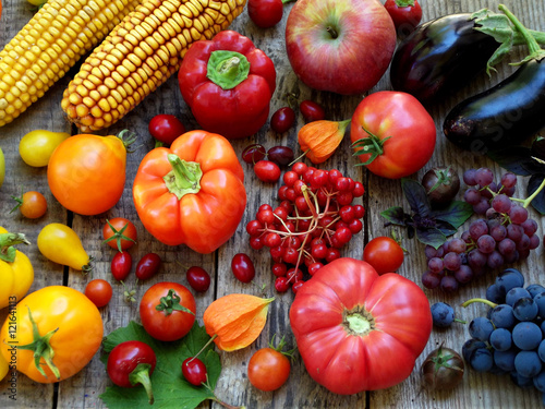 Zdjęcie XXL pomarańczowe, czerwone, fioletowe owoce i warzywa