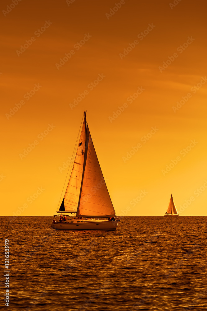 Regaty jachtów na morzu podczas zachodu słońca  - obrazy, fototapety, plakaty 