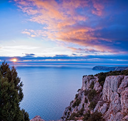 Wall Mural - Sea sunset with sun and beautiful clouds.