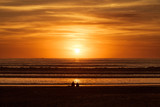 Fototapeta Fototapety z morzem do Twojej sypialni - Piękny złocisty zachód słońca z widokiem na ocean