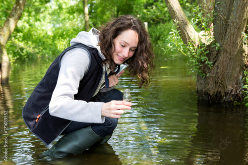 Cuadros en Lienzo Young attractive biologist woman working on water analysis