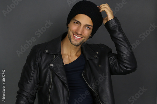 Fotografia  Bel homme à la mode portant un bonnet