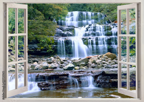 Naklejka dekoracyjna Otwarte okna z widokiem na piękny wodospad