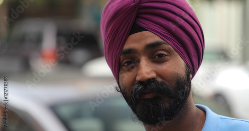 Fotografía Indian Punjabi sheik man in city face portrait