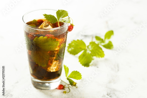 Fototapeta na drzwi i meble Ice tea with wild strawberry