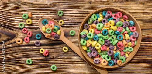 Cuadros en Lienzo wooden spoon and wooden bowl with colorful cereal