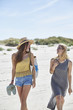 © Westend61 - Two happy female friends on the beach