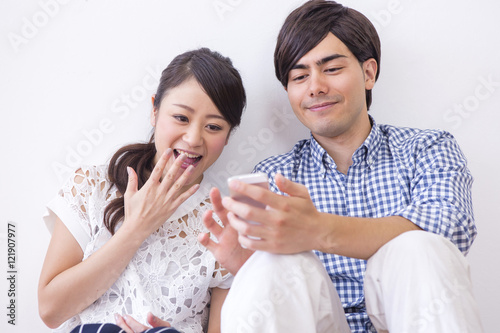 並んで座る男女 Adobe Stock でこのストック画像を購入して 類似の画像をさらに検索 Adobe Stock 並んで座る男女 Adobe Stock でこのストック画像を購入して 類似の画像をさらに検索 Adobe Stock