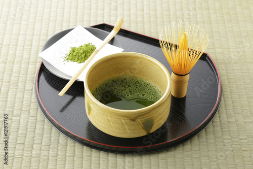 japonska-zielona-herbata-maccha-w-tradycyjnych-naczyniach