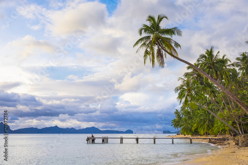 molo-i-palmtrees-na-dolarog-plazy-el-nido-filipiny