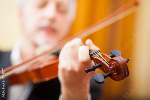 Plakat Mężczyzna gra na skrzypcach