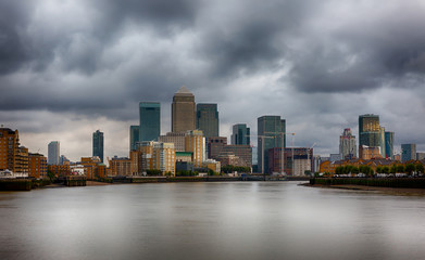 Fototapete - Dunkle Wolken über dem Finanzdistrikt Canary Wharf in London
