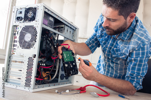 Fotografía Engineer repairs computer's hard drive