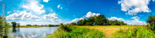 Zdjęcie XXL Letni krajobraz, wiejska panorama nad rzeką