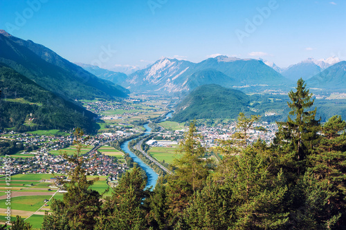 Fotografía Panoramic bird's eye view of the cities Rietz, Telfs, Pfaffenhofen and the river Inn in Tyrol, Austria (Europe)