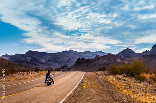 Photo Biker driving on the Highway on legendary Route 66 to Oatman, Arizona