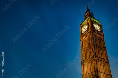 zblizenie-big-ben-przeciw-ciemnemu-niebieskiemu-niebu-przy-noca