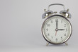 © hwieheinrich - Silberner Wecker vor hellem Hintergrund