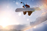 Snowboarder im Sprung