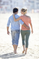 Poster - Middle-aged couple walking on the beach