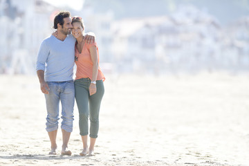 Poster - Middle-aged couple walking on the beach