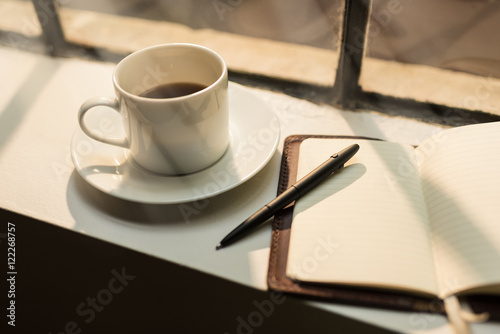 Fotografía Blank leather journal and coffee