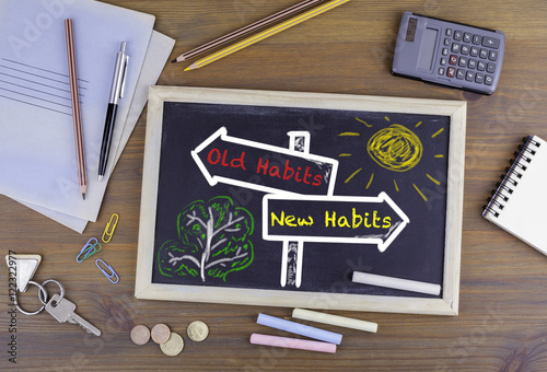 Fotografia Old Habits, New Habits signpost drawn on a blackboard