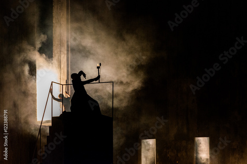 Fotomural wizard magician silhouette holding a torch